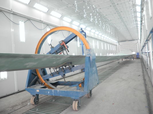 Windkraftanlage-Türme malen Stand-großen Wind-Energie-Blatt-Farben-Raum